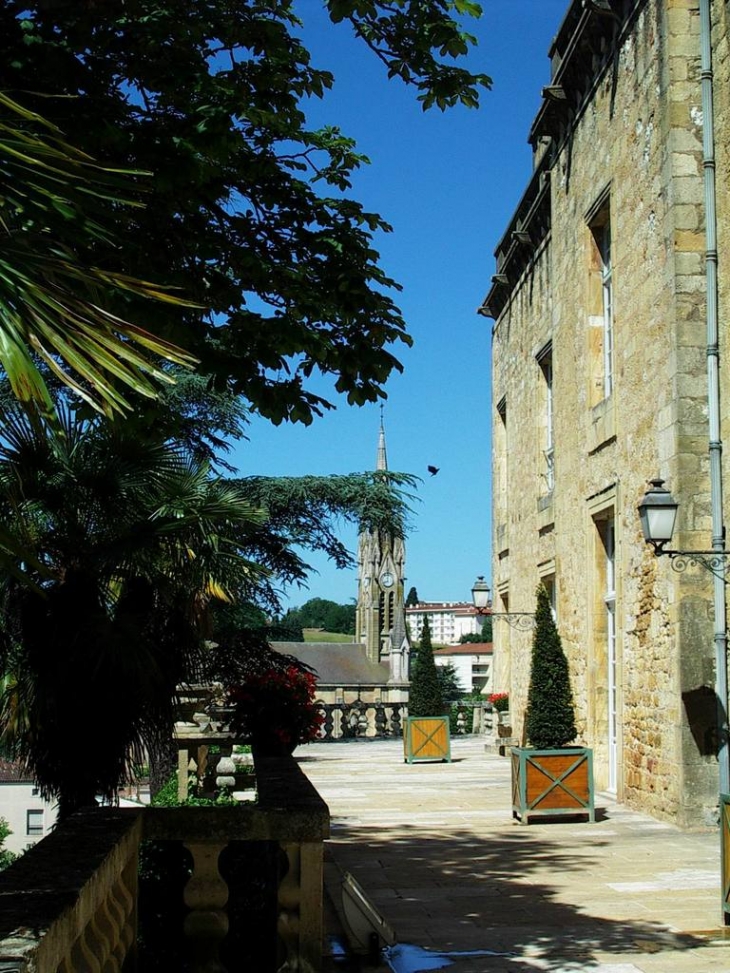 Mairie, jardins, église - Fumel