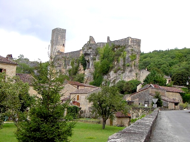 Grâce à son haut donjon, le château médiéval de Gavaudun a permis de mâter nos amis Anglais pendant la guerre de Cent ans