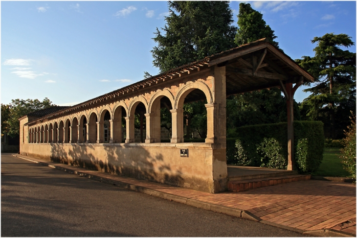 Les Arcades à côté de la Mairie - Gontaud-de-Nogaret