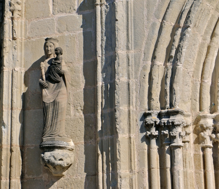 Statue de la Vierge et l'Enfant sur la façade occidentale à gauche du portail de l'église Notre Dame de Gontaud. - Gontaud-de-Nogaret