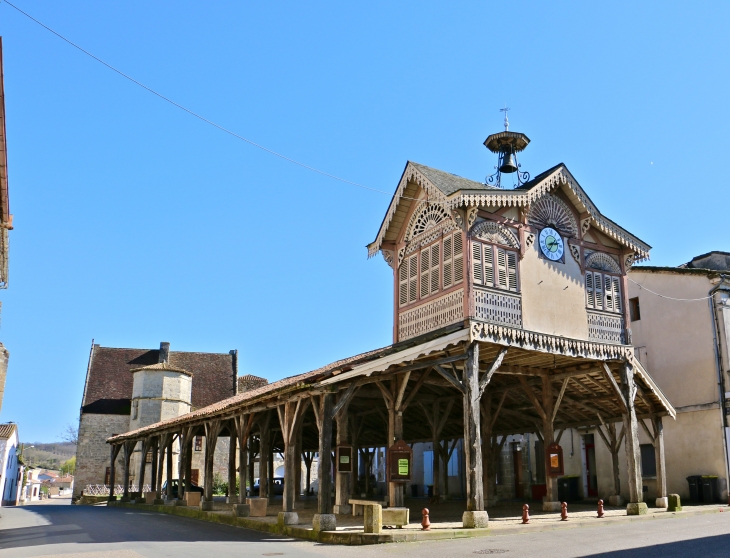 Place du Marché, la Halle en bois, XVIIe siècle en 2014. - Gontaud-de-Nogaret