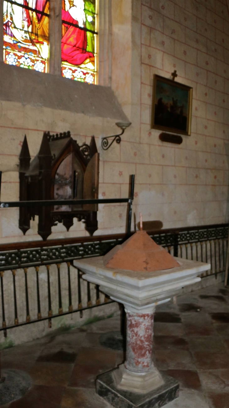 Eglise Saint Germain : les fonts baptismaux - La Sauvetat-du-Dropt