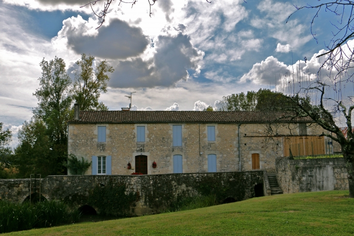 A bout du pont médiéval - La Sauvetat-du-Dropt