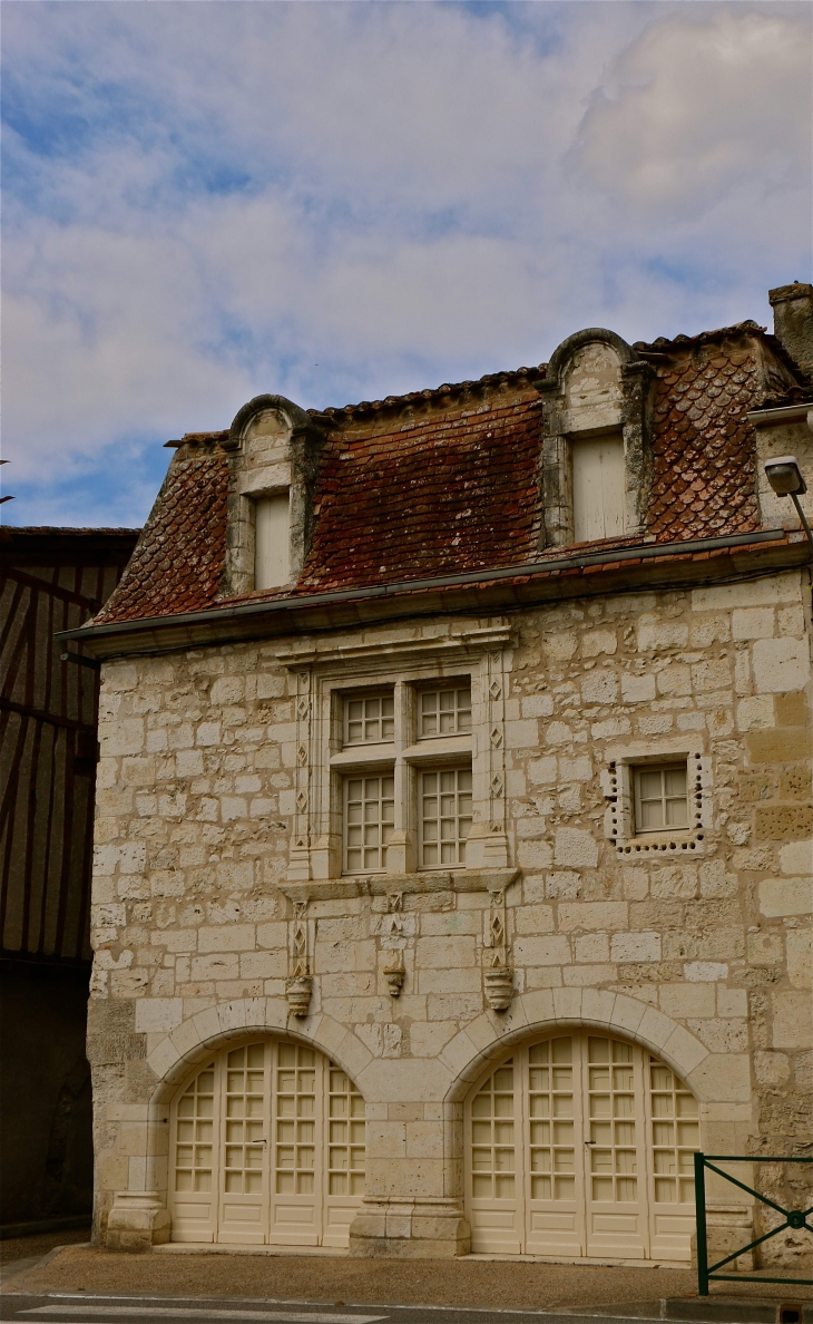 Demeure ancienne face à l'église - La Sauvetat-du-Dropt