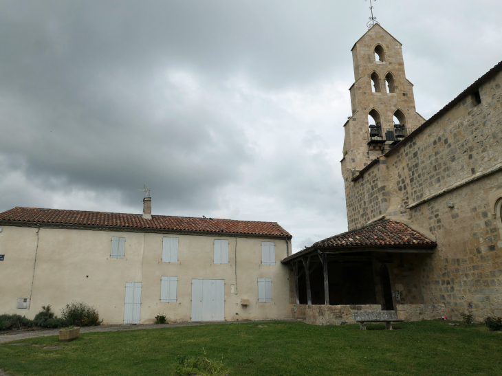 Vers le porche de l'église - Lannes