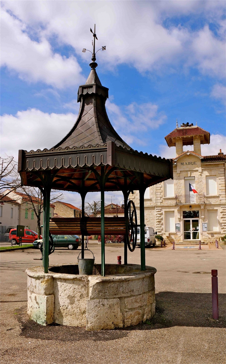 Le puits de la place de la Mairie - Laroque-Timbaut