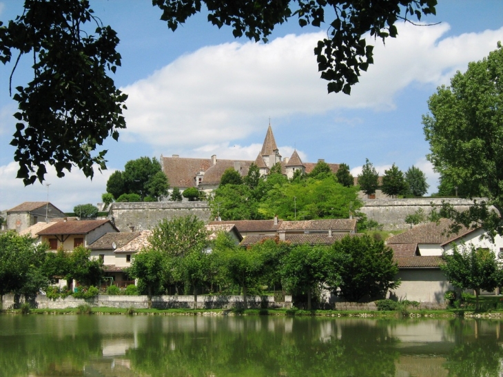 Lauzun et son château vus du lac