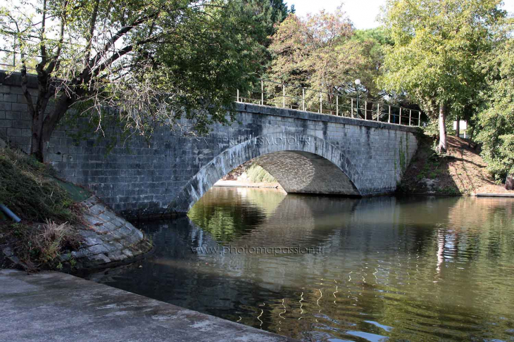 Pont sur le ruisseau de l'Aze - Le Temple-sur-Lot