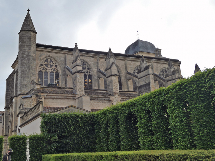 L'église vue du jardin du cloître - Marmande