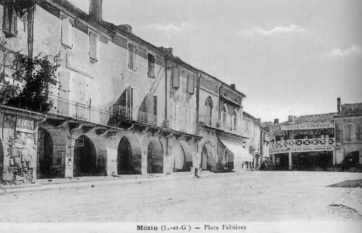 Place Fallières, vers 1935 (carte postale ancienne). - Mézin