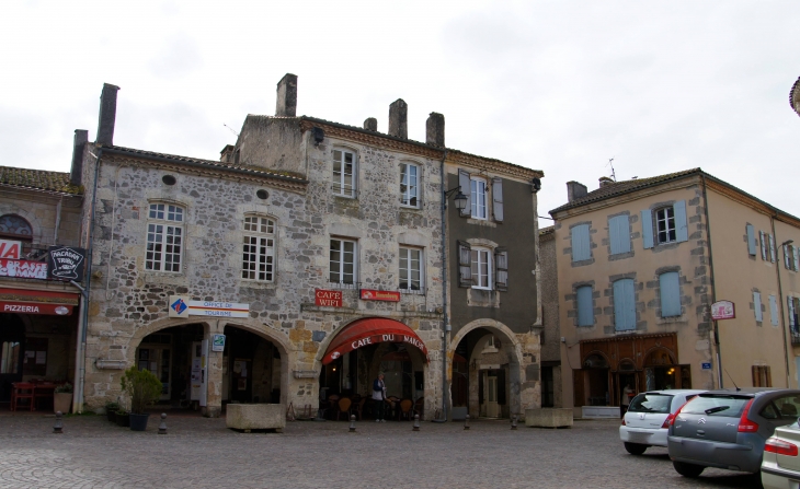 L-office-du-tourisme, place Fallières. - Mézin