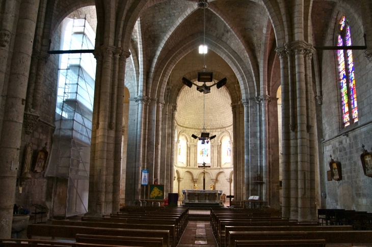 La nef de l'église Saint-Jean-Baptiste. - Mézin