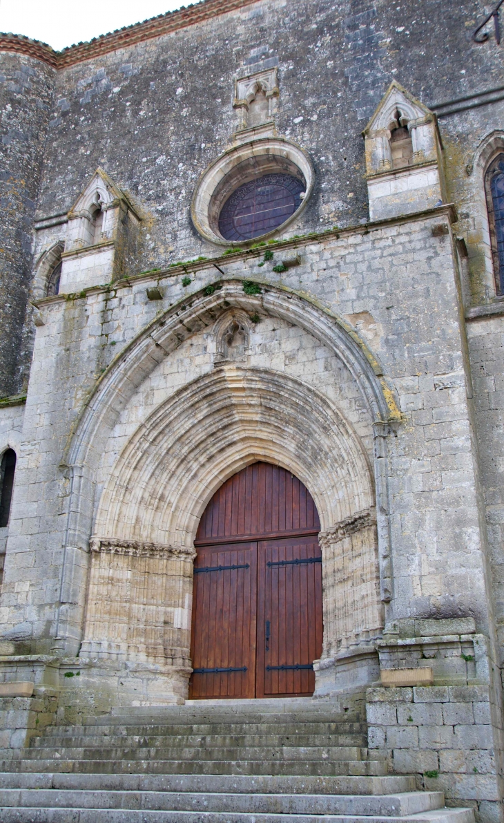 Le portail de l'église Saint-Jean-Baptiste. - Mézin