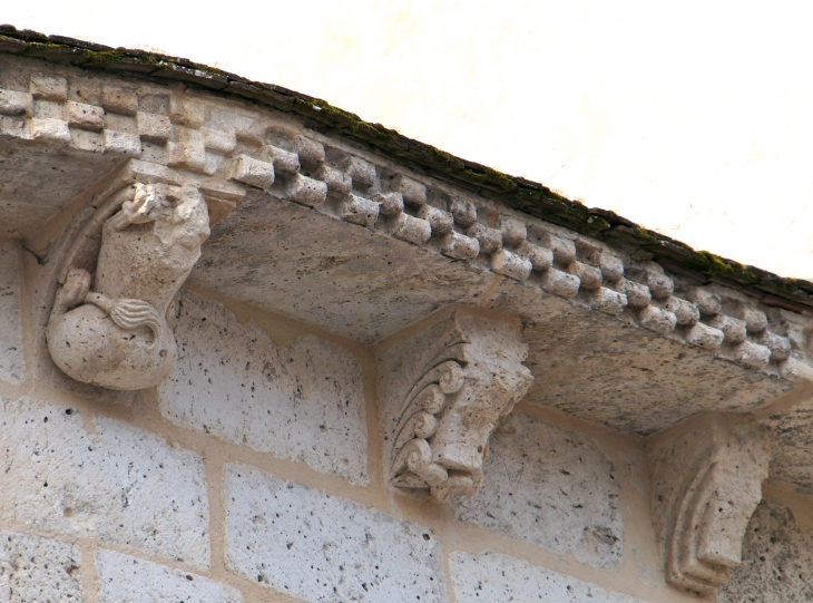 Détail : modillons de l'église de Mézin.