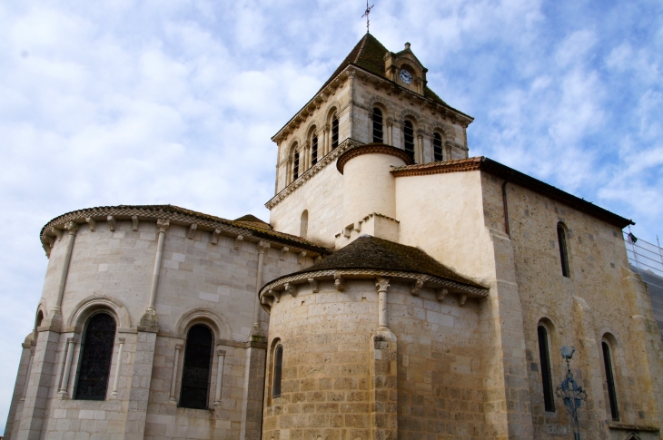 Le chevet de l'église Saint-Jean-Baptiste. - Mézin