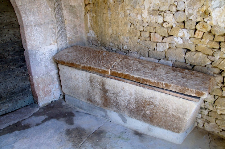 Sarcophage-sous-le-porche-de-l-eglise-Saint-Martin de Calviac. - Monflanquin