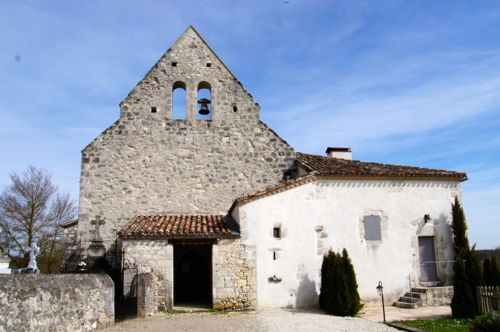 Eglise de Saint-Martin de Calviac, XIIe siècle avec son clocher triangulaire. - Monflanquin