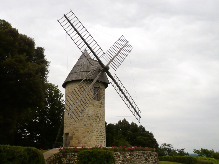 Le Moulin à vent du Capet, construit en 1870, après être resté de très nombreuses années à l'état d'abandon et en ruine. - Montpezat