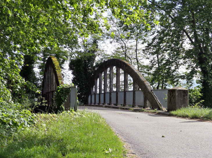 Le pont sur le canal - Montpouillan