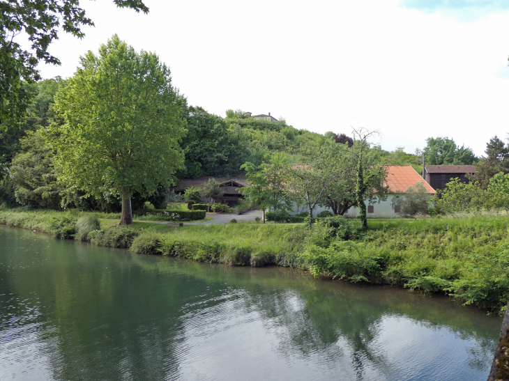 Maisons au bord du canal - Montpouillan