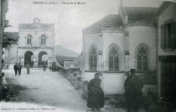 Place de la Mairie, début XXe siècle (carte postale ancienne). - Penne-d'Agenais