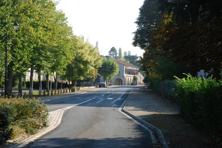 L'arrivée dans le village depuis Sos - Poudenas