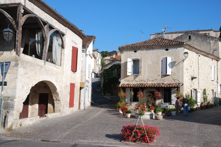 Place de l'ancienne fontaine et l'ancien relais de poste - Poudenas