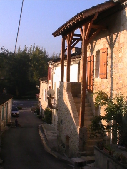 UN FERME VILLAGE - Poudenas