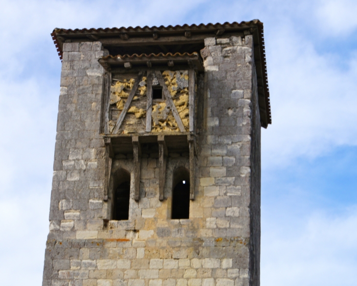 Le clocher carré de l'église Saint-Antoine. - Poudenas