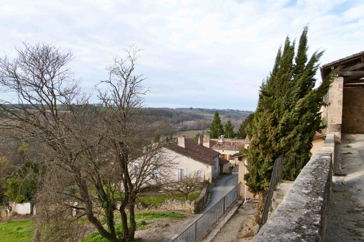 Vue sur le village. - Poudenas