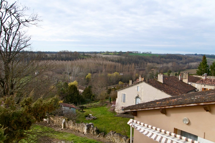 Vue sur le village. - Poudenas