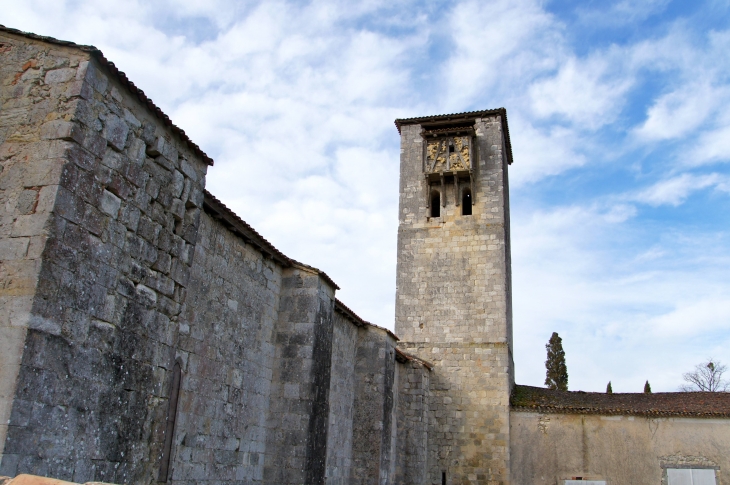 Façade latérale nord de l'église Saint-Antoine. - Poudenas