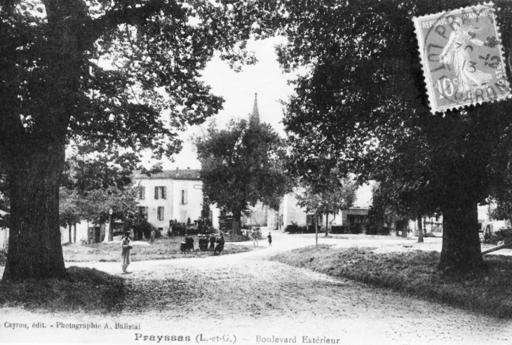 Boulevard extérieur, début XXe siècle (carte postale ancienne). - Prayssas
