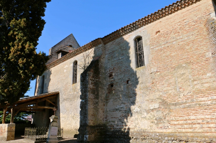 Façade latérale de l'église saint Pierre de vignes. - Puch-d'Agenais