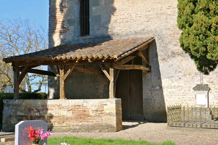 Le porche de l'église Saint Pierre de Vignes. - Puch-d'Agenais