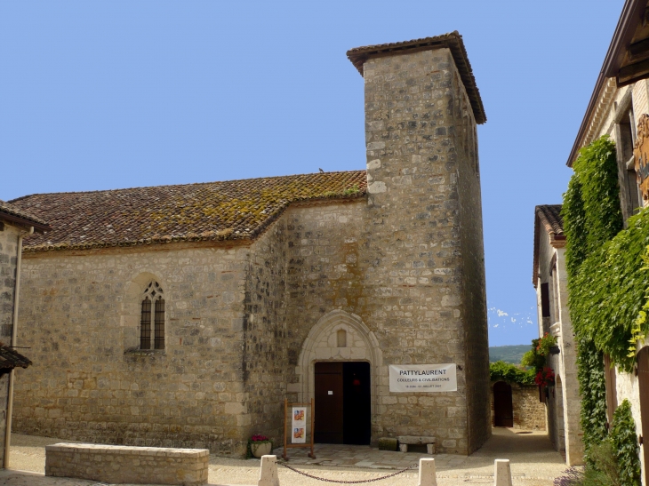 À La Chapelle Sainte-Foy où se déroule tout au long de l'année, des expositions de peintures. On peut encore voir des fresques ornementales qui datent du XVIe siècle. - Pujols