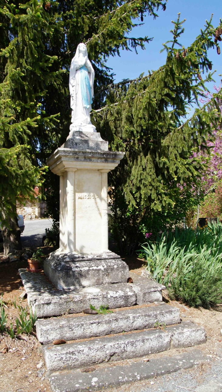 Statue de mission près l'église romane de Monseyrou. - Rayet