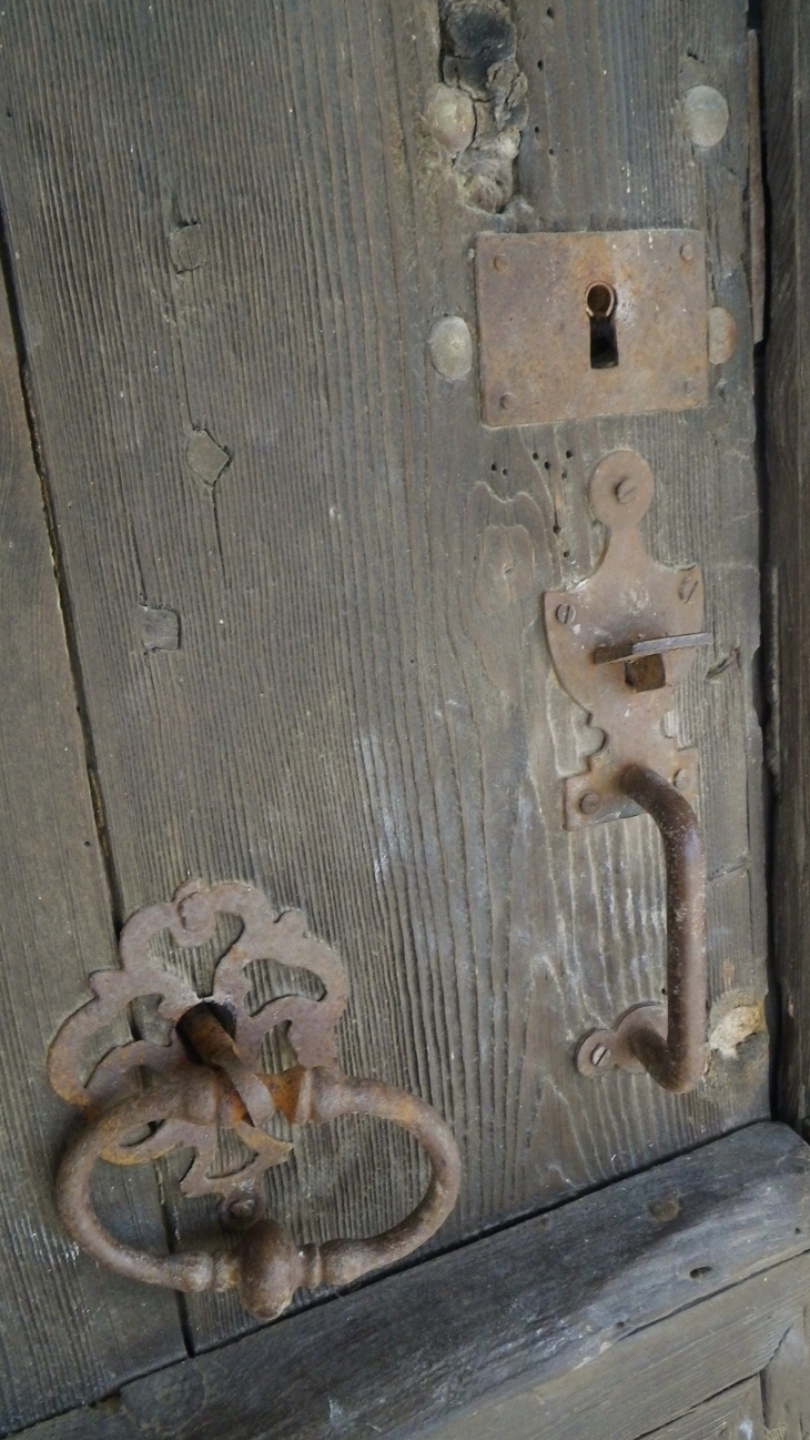 Les ferroneries de la porte de l'église. - Saint-Astier