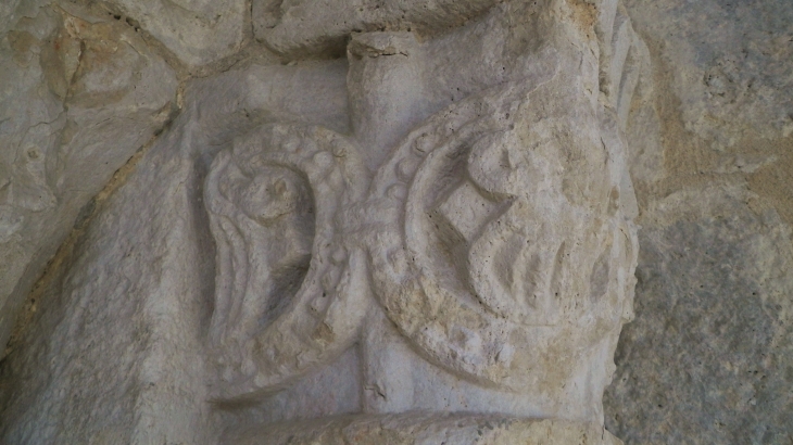 Chapiteau sculpté du portail de l'église. - Saint-Astier