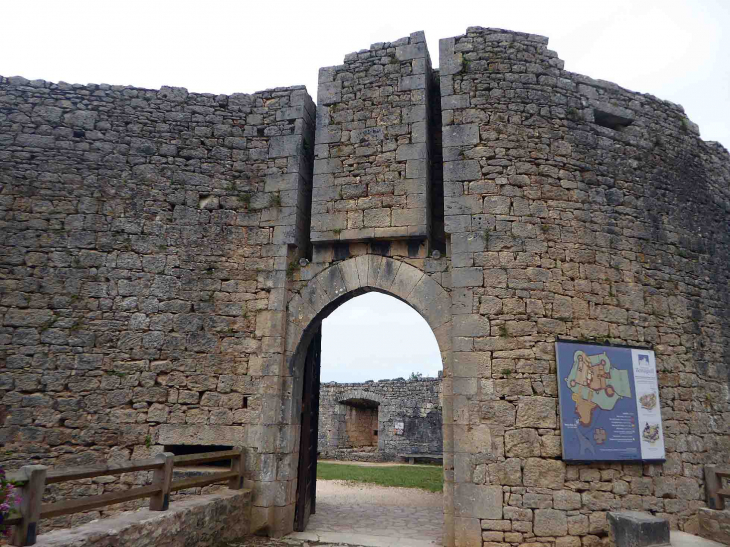 Château de Bonaguil : l'entrée du château - Saint-Front-sur-Lémance