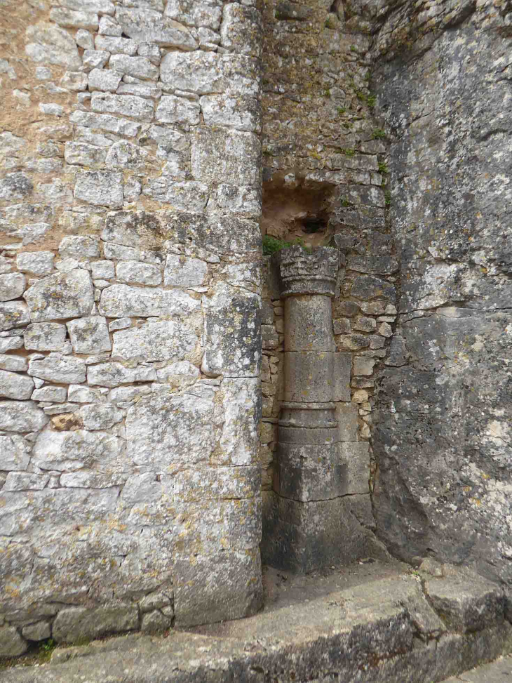 Château de Bonaguil : la basse cour fontaine - Saint-Front-sur-Lémance