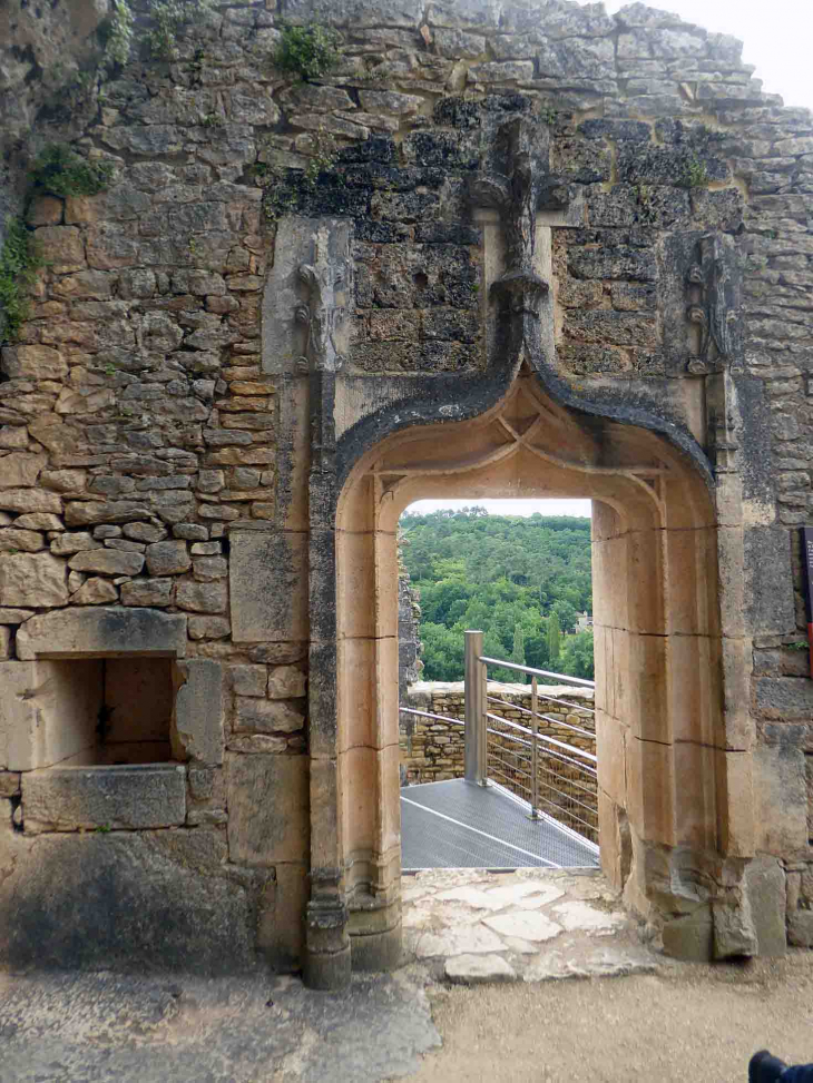 Château de Bonaguil : l'évier de la cour d'honnaur - Saint-Front-sur-Lémance