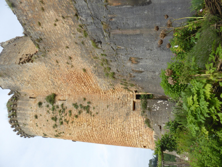 La tour ronde et la tour carrée - Saint-Front-sur-Lémance