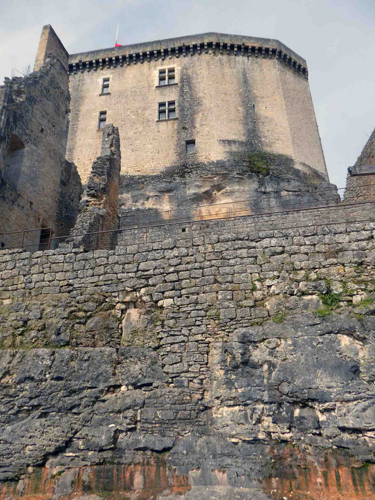 Le donjon à bec - Saint-Front-sur-Lémance