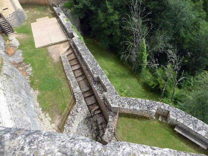 Château de Bonaguil : les remparts vus de la basse cour - Saint-Front-sur-Lémance