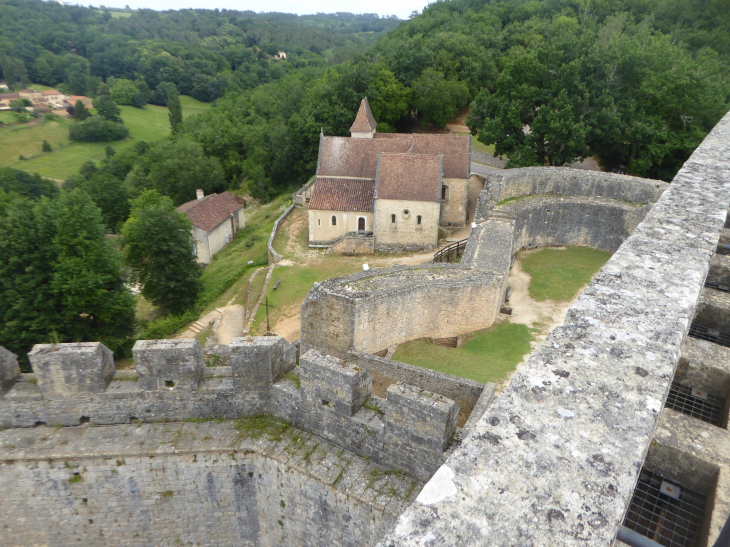 Château de Bonaguil : l'église Saint Michel vue du donjon - Saint-Front-sur-Lémance