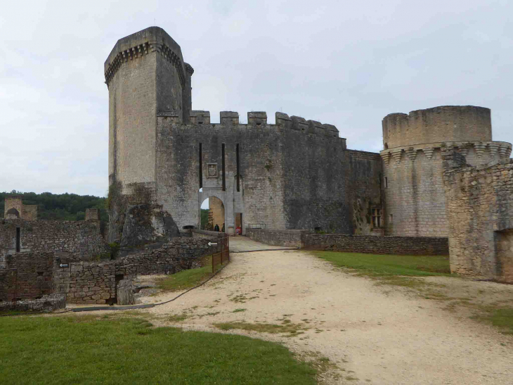 Château de Bonaguil : le donjon vu de la barbacane - Saint-Front-sur-Lémance