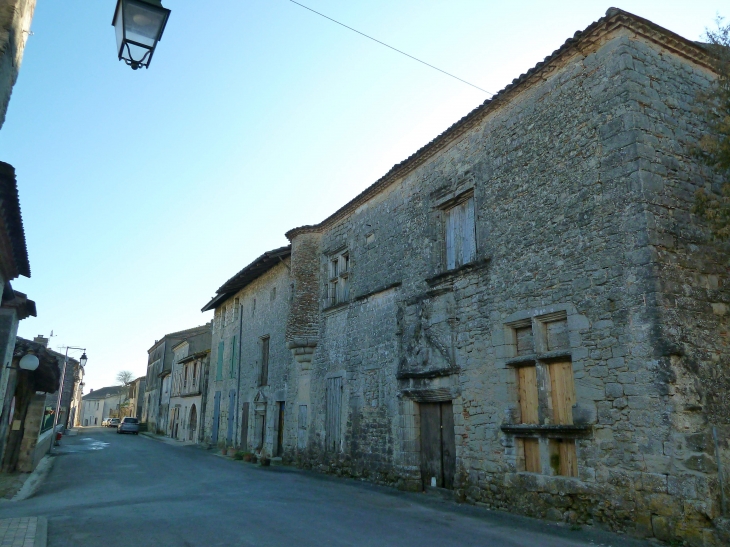 Début 2012, Rue Jeanne d'Arc (vieiile maison dite Cabirol) . - Saint-Pastour