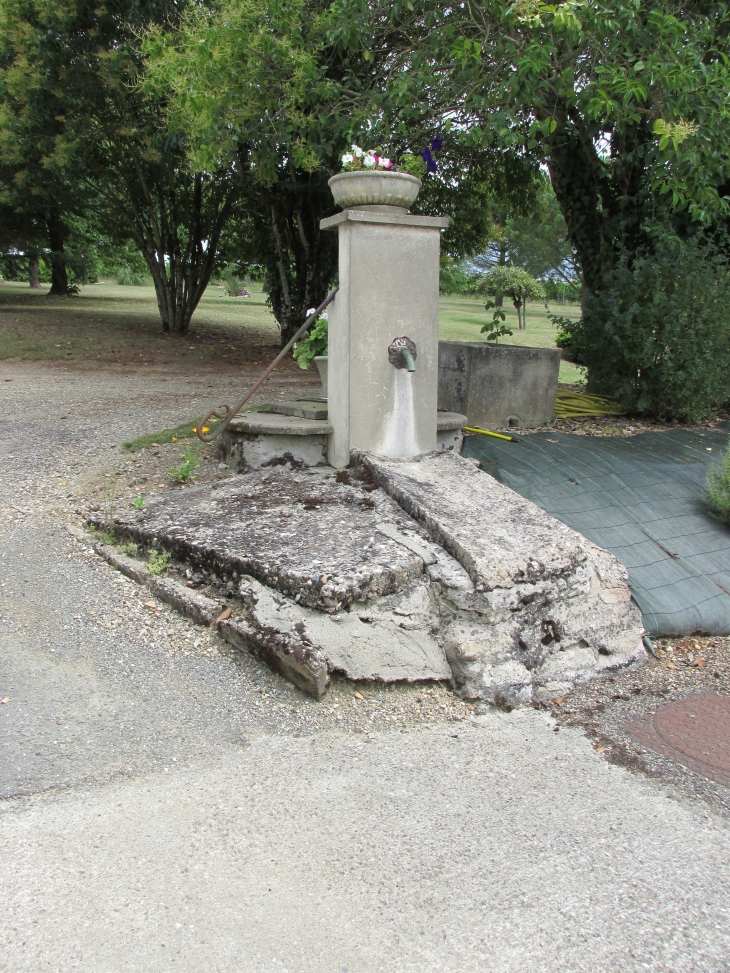 Fontaine et ancien puit du village - Saint-Sauveur-de-Meilhan