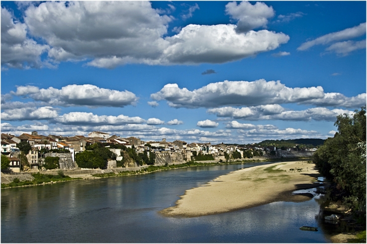 Tonneins : Quais de Garonne en été